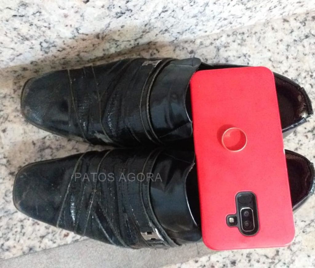 Homem deixa pegadas com marcas de sangue, aliança e telefone, após invadir residência