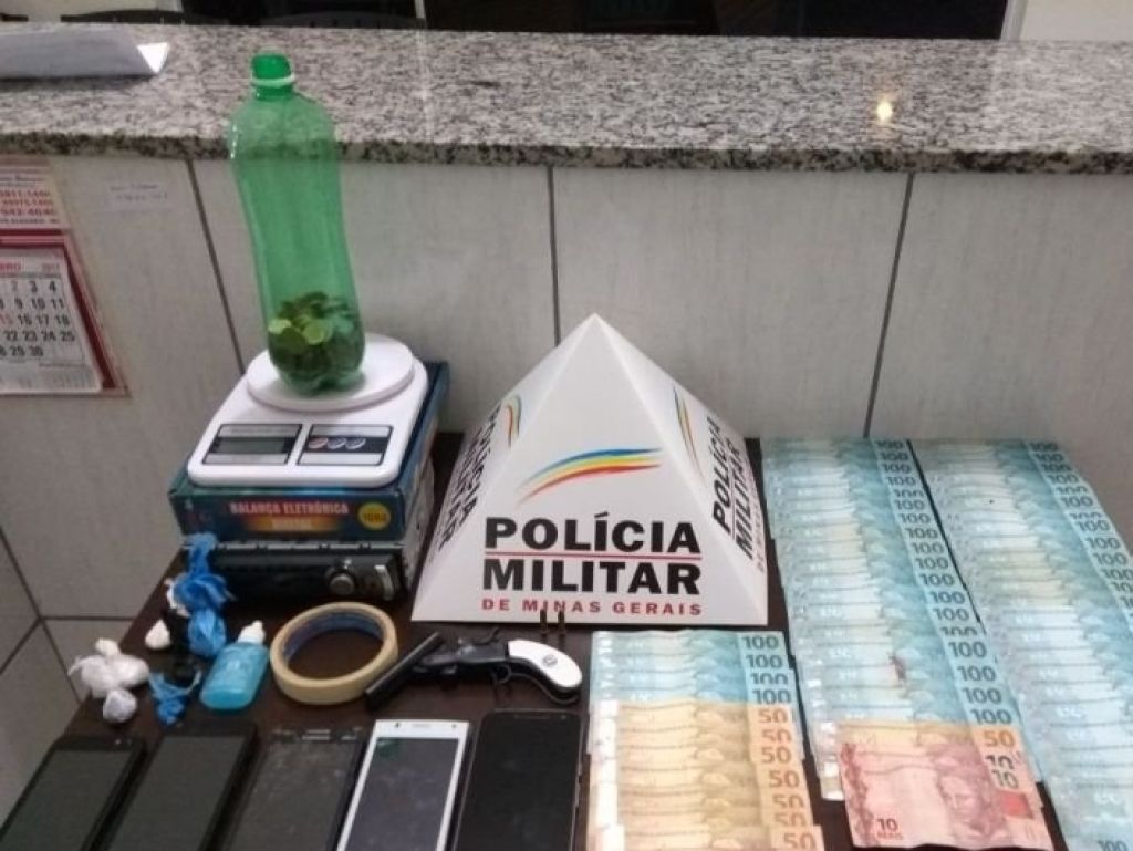 Presidente Olegário: PM prende jovens suspeitos de tráfico e uso de droga