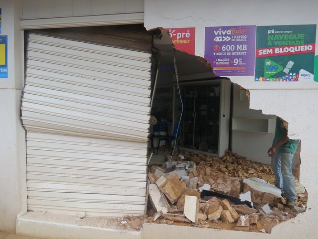 Carmo do Paranaíba: Jovem perde o controle da direção, bate carro em parede de loja e foge 