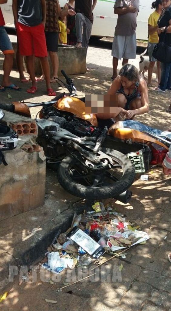 Após acidente ente carro e moto, mãe e filha são atingidas na calçada