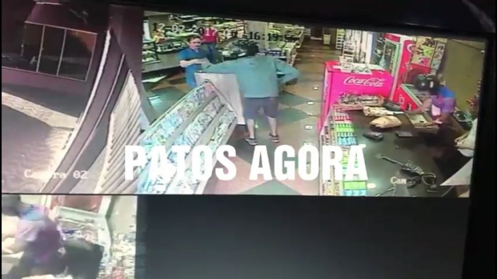 Veja o vídeo: Dupla de assaltantes roubam dinheiro do caixa e cliente de padaria no Centro