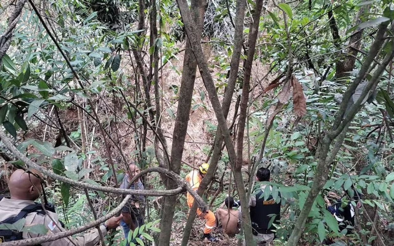 Homem sobrevive quatro dias comendo mangas até ser resgatado de buraco de 50 metros em Paracatu