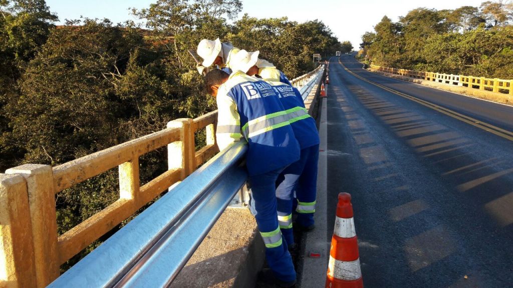 Empresa está instalando guard rails em pontes da BR-365, entre Patos e Patrocínio