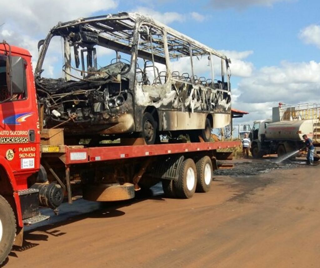 Lagoa Formosa: Micro-ônibus que levava professores à Monjolinho de Minas pega fogo após apresentar pane