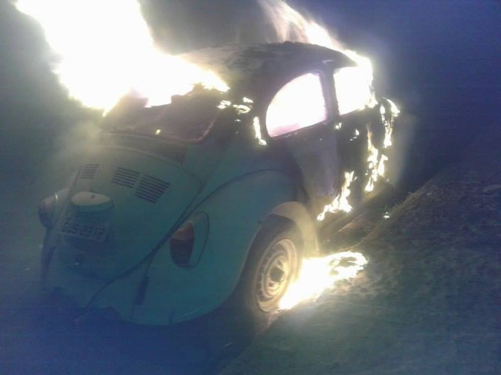 Mais um carro pega fogo misteriosamente em Patos de Minas