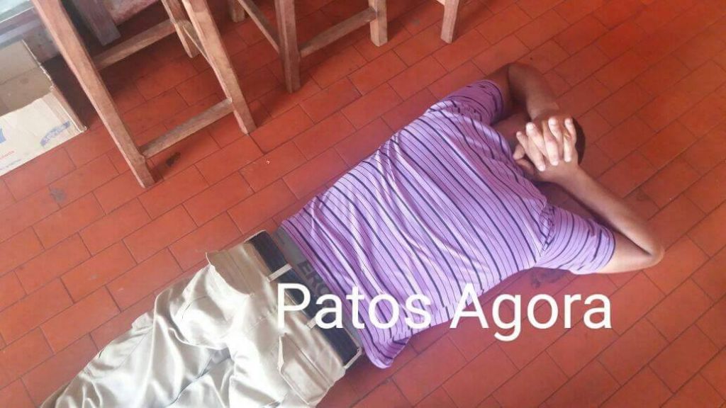 Suspeito com farda da polícia de Patos de Minas é abordado por policiais à paisana em bar de Lagoa Formosa