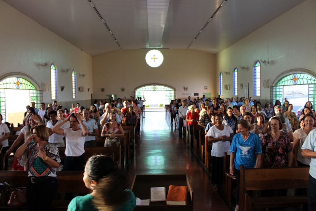 Renovação Carismática Católica de Patos de Minas reúne cerca de mil pessoas para celebração de Pentecostes.