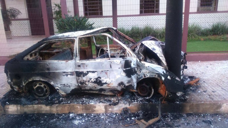 Carmo do Paranaíba: Motorista dorme ao volante, bate carro em poste e veículo pega fogo