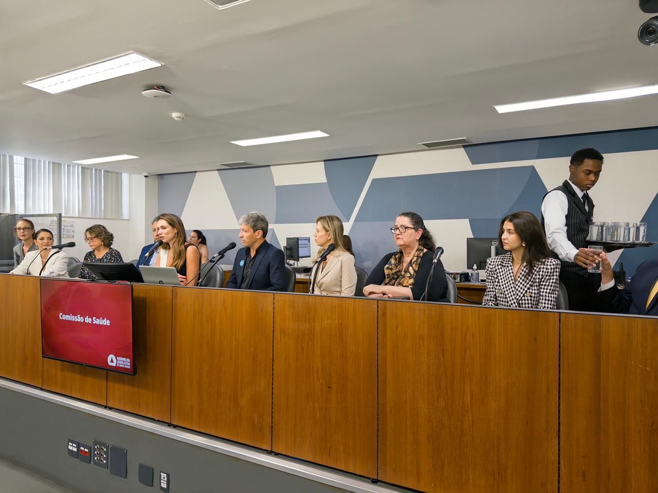 ALMG debate Urticária Crônica; Deputada Lud Falcão cobra protocolo estadual e se emociona com relatos de pacientes
