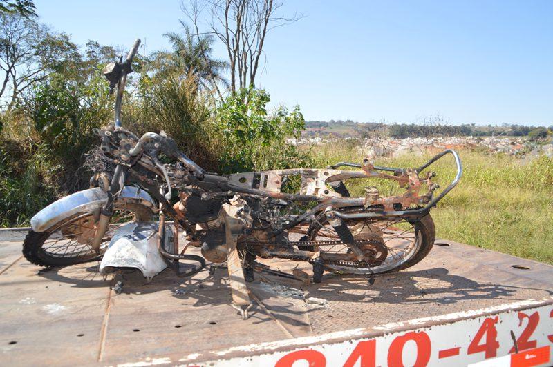 Motocicleta é encontrada queimada em entulhos no bairro Jardim Panorâmico IV