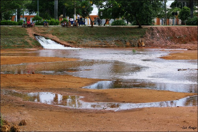 Com lixo e mato COPASA inicia o processo de reativação do espelho dágua da Lagoa Grande 