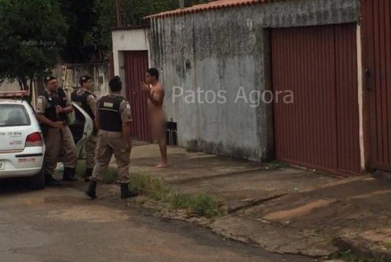 Rapaz é preso duas vezes andando totalmente nu em Patos de Minas