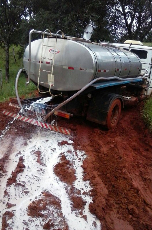 Caminhão de transporte de leite atola em estrada vicinal de Carmo do Paranaíba