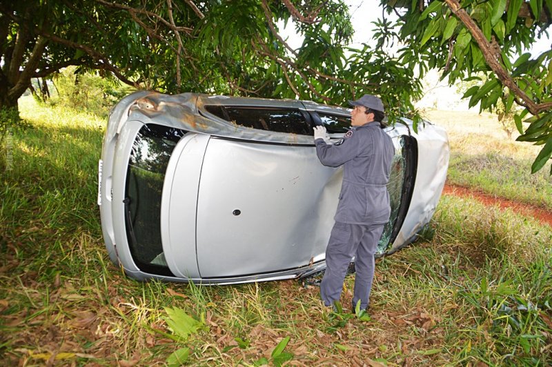 Motorista de Carmo do Paranaíba capota carro na BR-354 próximo ao radar no município de Lagoa Formosa