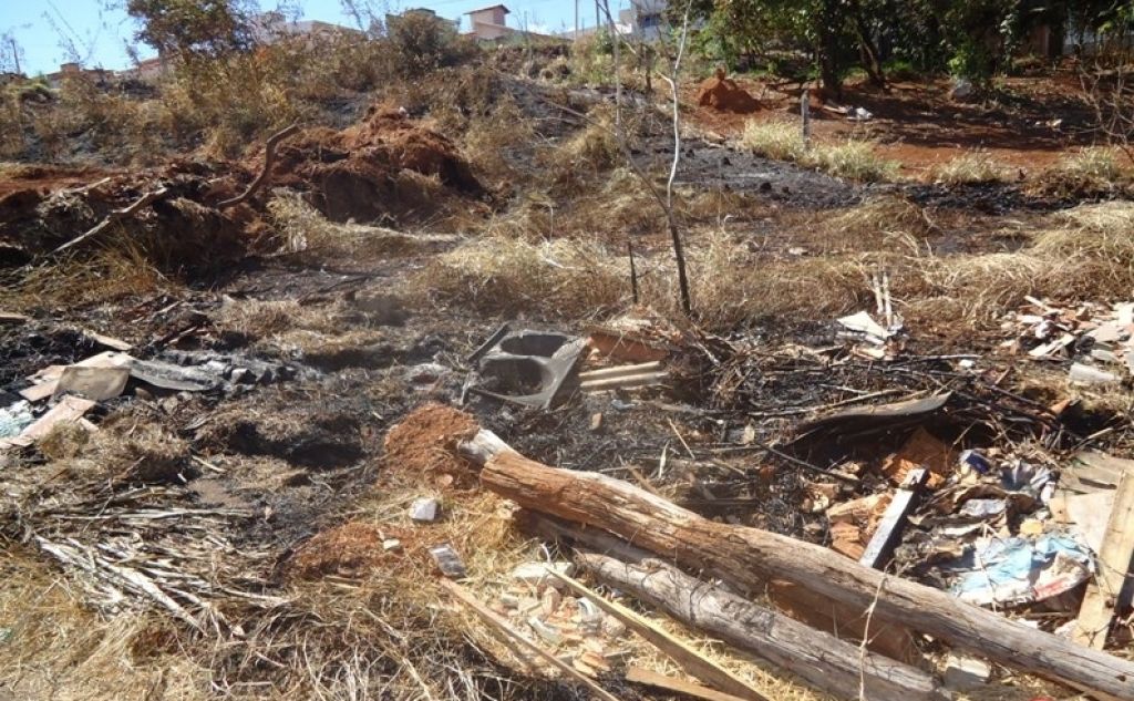 Área ambiental é novamente alvo de depósito de material de construção, incêndio e descarte de lixo