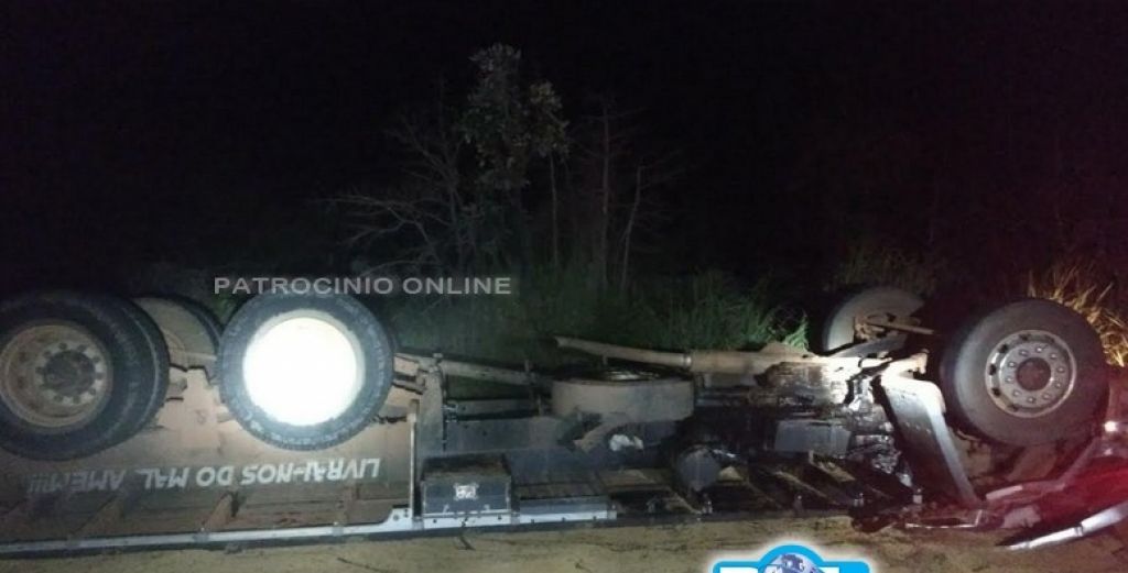 Caminhão carregado de soja capota na Rodovia Patrocínio/Coromandel e morrem condutor e passageiro