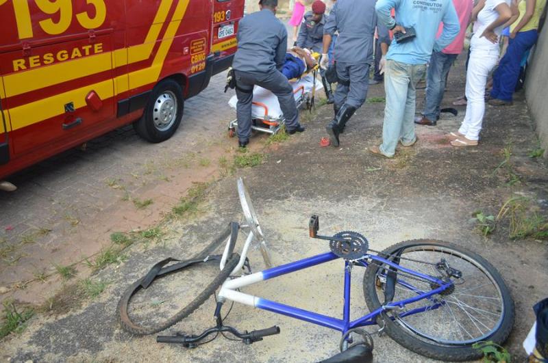 Mulher fica ferida após bicicleta perder freio na Rua Paraíba 