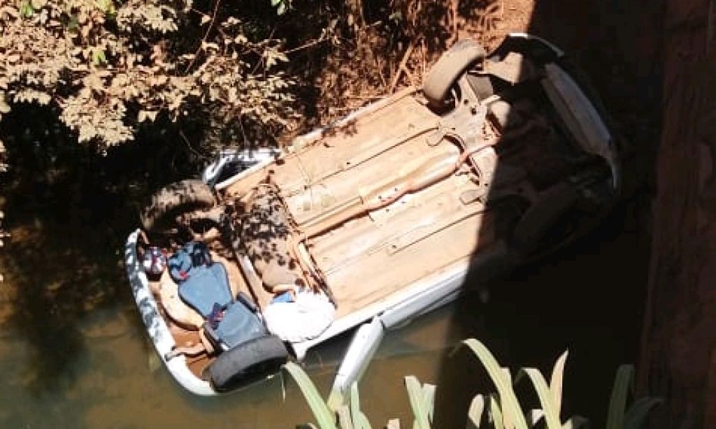 Carro caiu de uma ponte e com as 4 rodas para cima