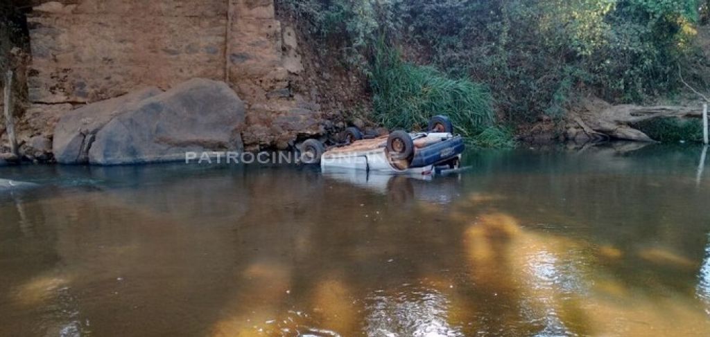 Veículo cai de ponte no Rio Dourados próximo a Monte Carmelo e passageiro morre