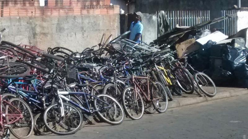 Morador com Síndrome de Diógenes acumula lixo e bicicletas em casa