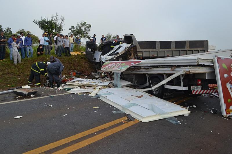 Vítimas de grave acidente são identificadas e meia pista é liberada na BR-354