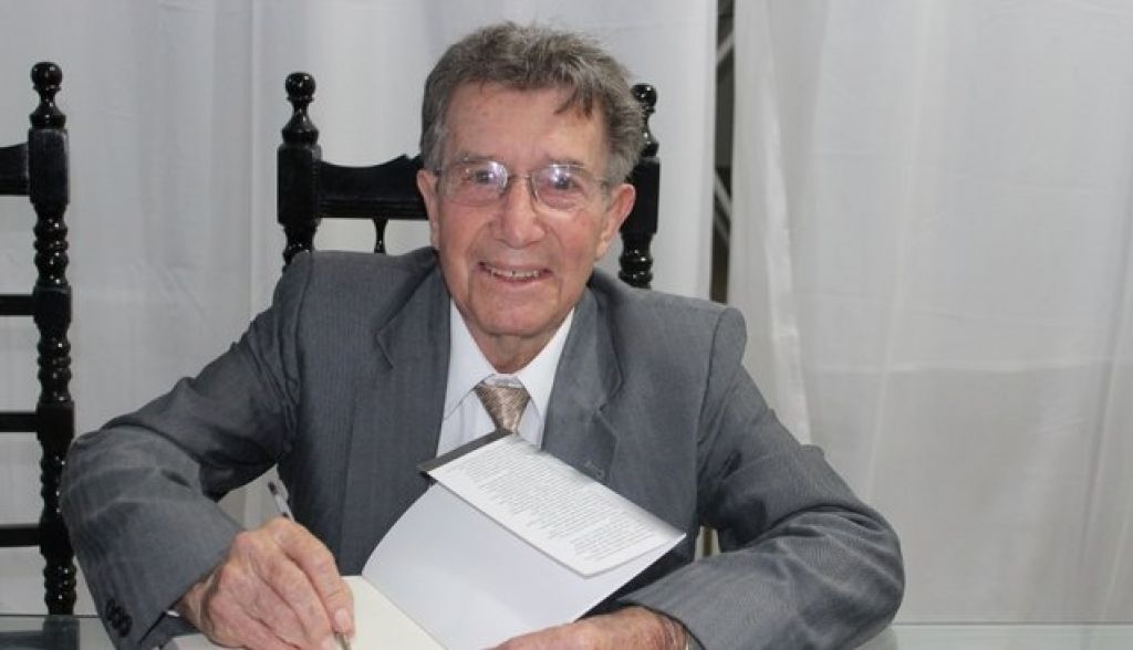 Jornalista lança livro sobre o ex-prefeito de Presidente Olegário Natal José Fernandes