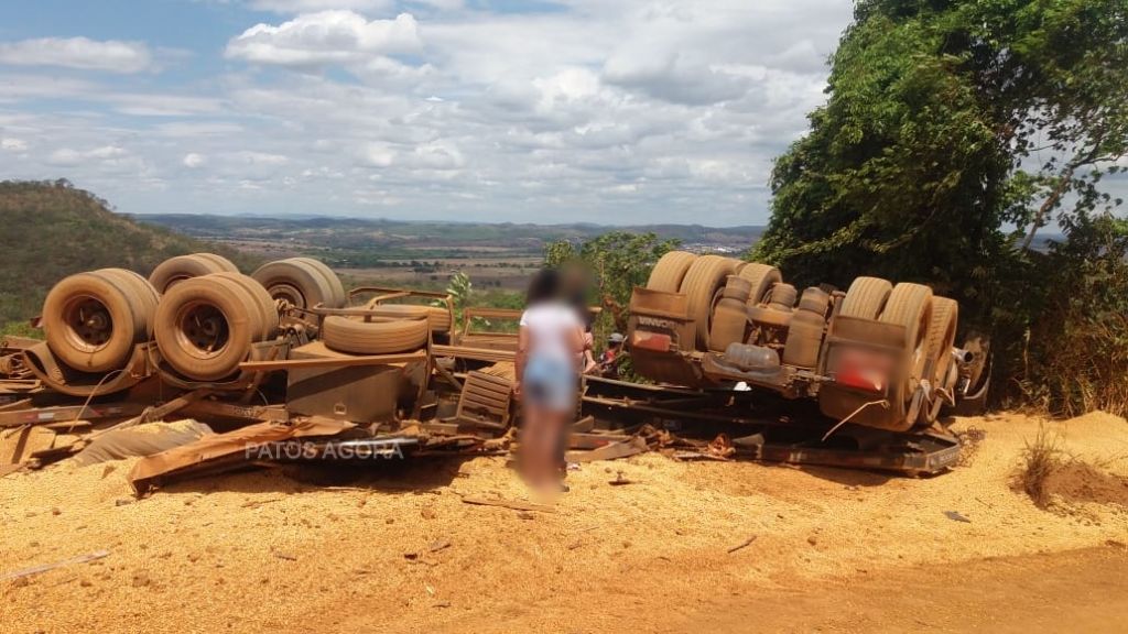 Motorista morre após carreta tombar na Serra do Funil