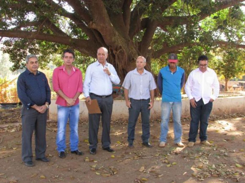 Prefeito de Patos de Minas assina ordem de serviço para asfaltamento de ruas em Arraial dos Afonsos 