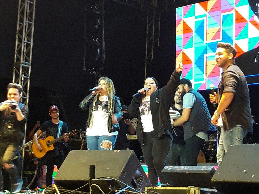 Público canta parabéns  para cantor  Henrique durante show na Fenamilho 2017