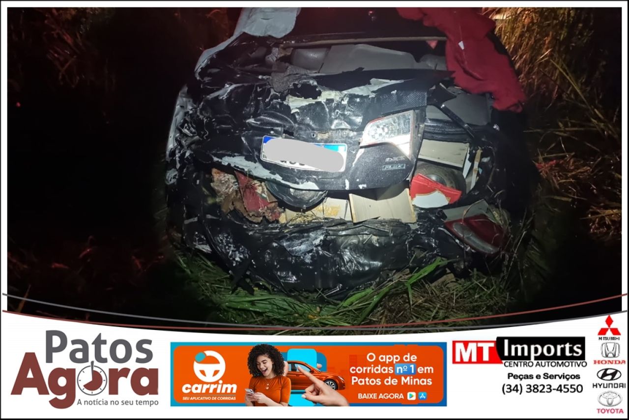 Carro é arremessado para fora da pista após colidir com carreta na BR-365