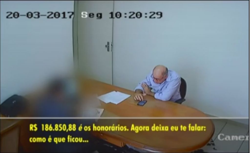 Vídeo mostra ex-prefeito de Presidente Olegário negociando propina