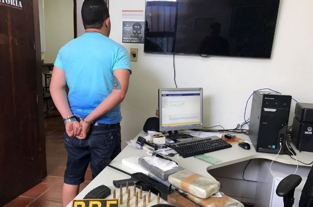 PRF aborda homem com cinco tabletes de cocaína e fuzil carregado na BR-365