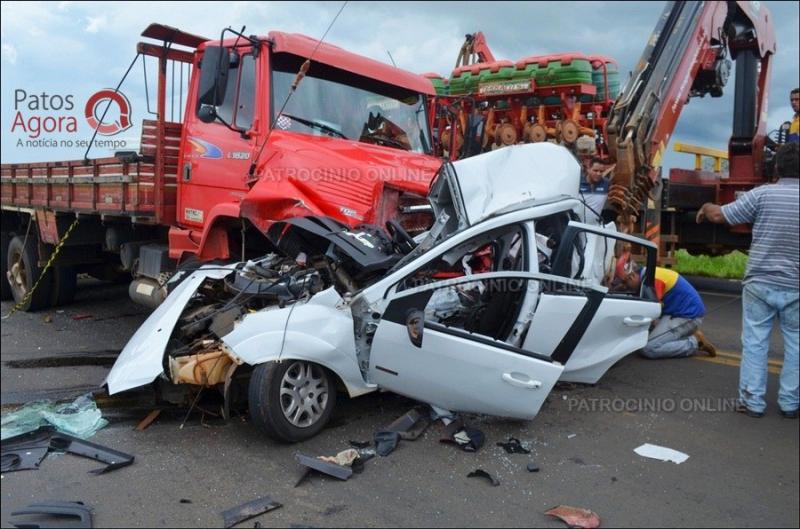 Colisão entre carro e caminhão deixa um morto na BR-365 próximo a Patrocínio