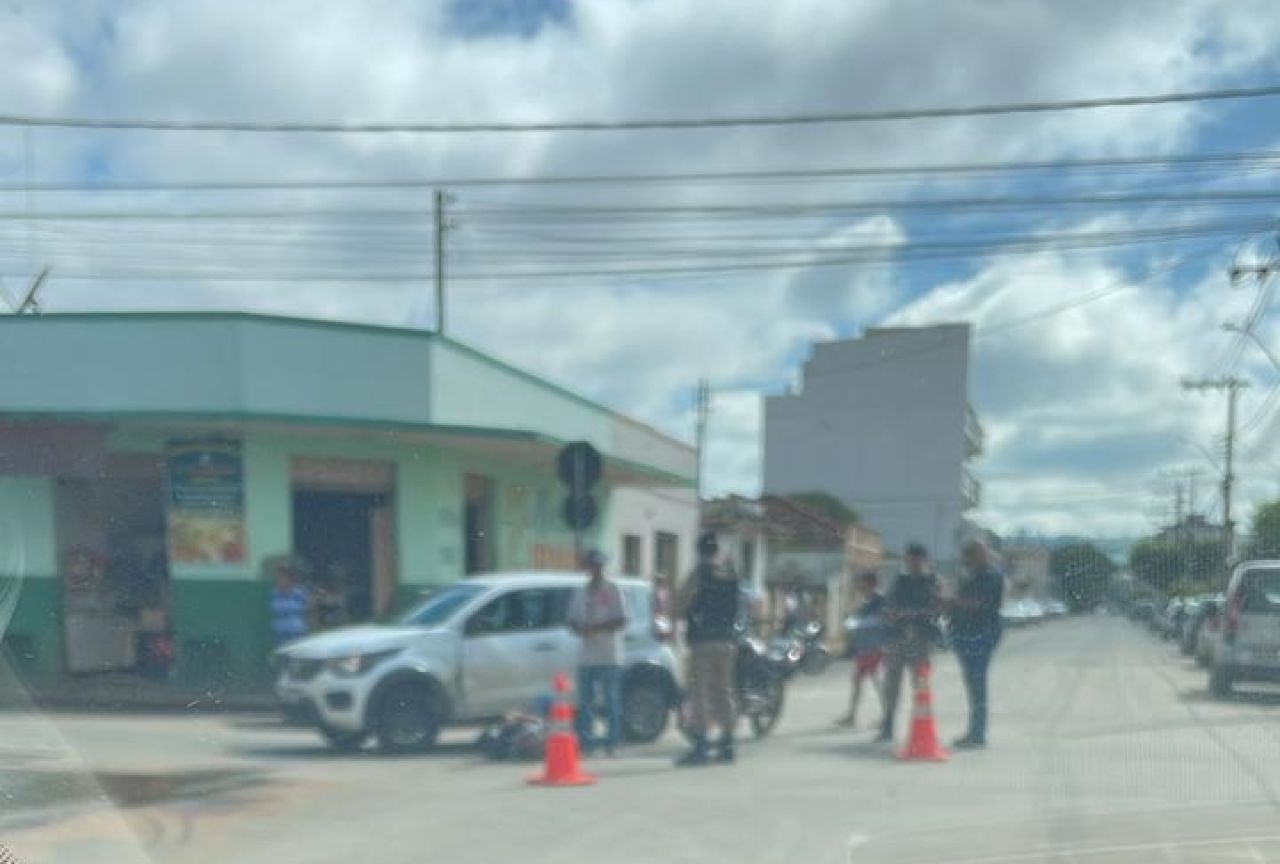 Motociclista é socorrido após acidente entre carro e moto no Bairro Santa Terezinha