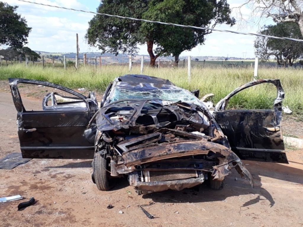 Motorista é transferido ao HRAD em estado grave após acidente na MG-235. Dois passageiros também ficaram feridos