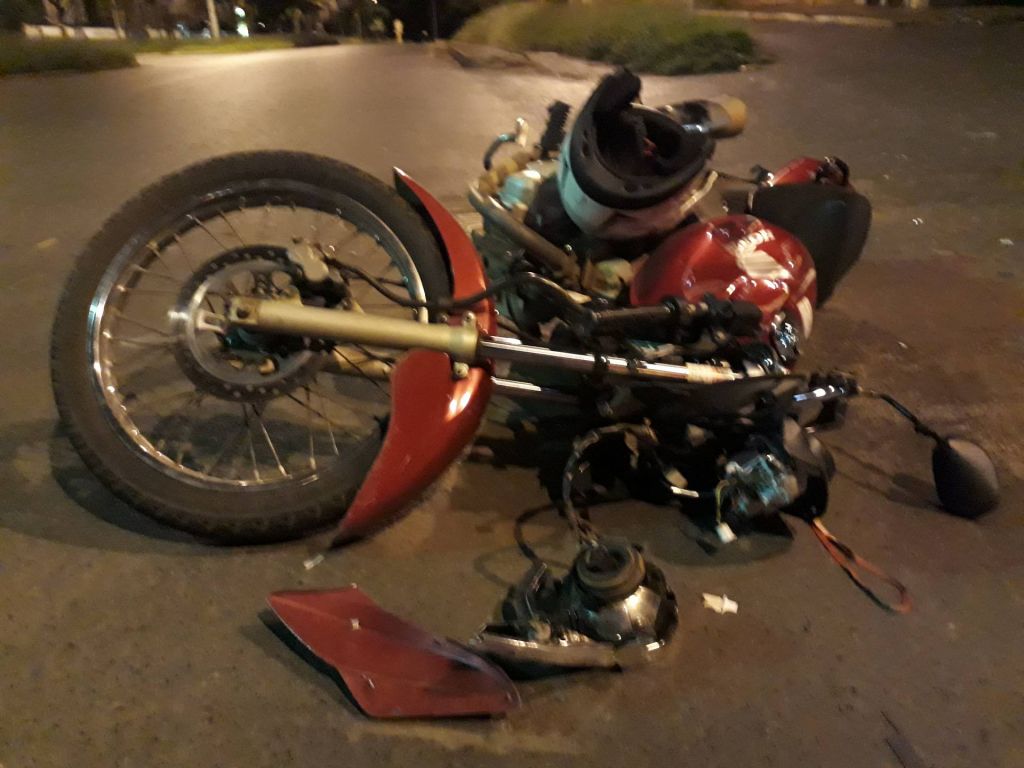 Motociclista fica gravemente ferido após ser atingido por carro que avançou parada obrigatória