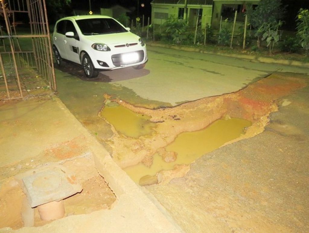 Veículo cai em buraco realizado pela Copasa sem sinalização em Carmo do Paranaíba