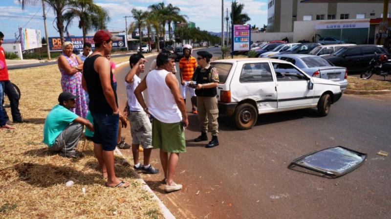 Motorista avança parada obrigatória e provoca acidente na Avenida Marabá