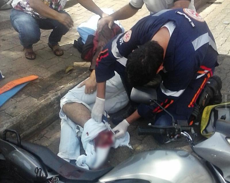 Motociclista fica gravemente ferido após ser atingido por carro na contramão