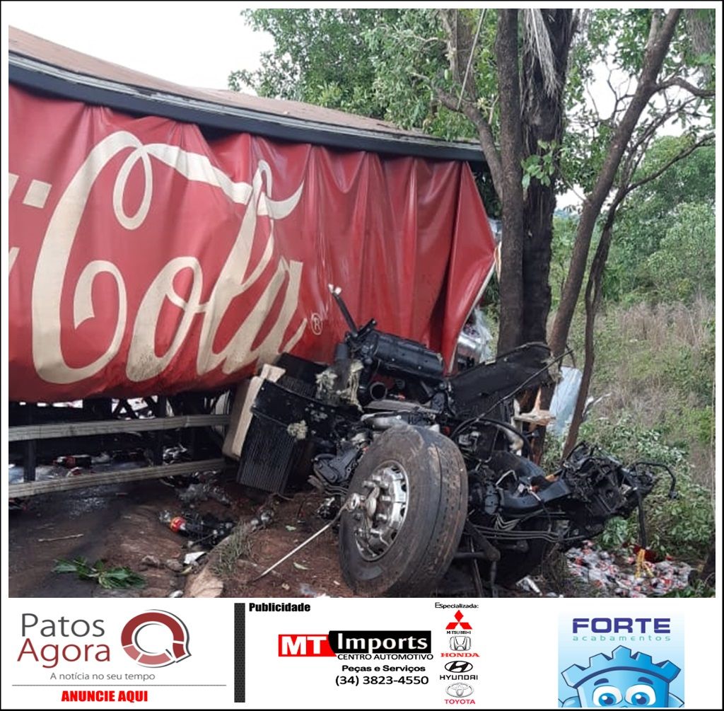 Grave acidente entre carreta da Coca-Cola e caminhão baú deixa dois mortos na MG-190