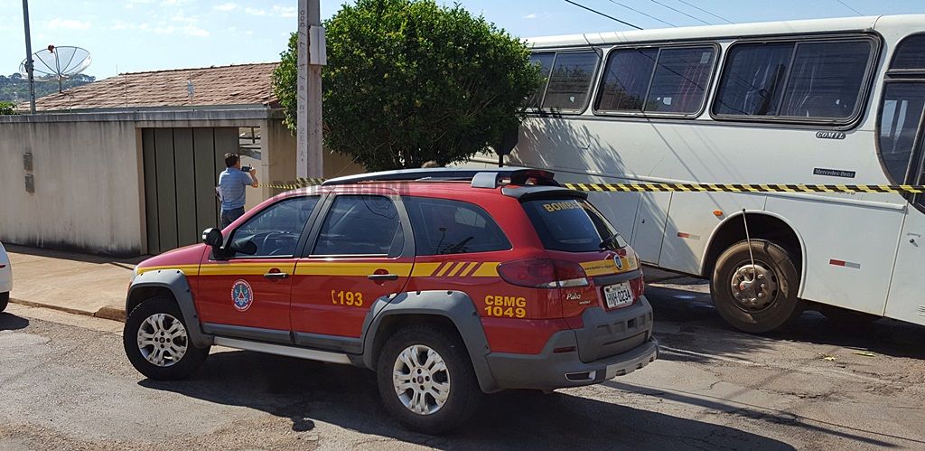 Defesa Civil e Bombeiros fazem avaliação em casa atingida por ônibus desgovernado