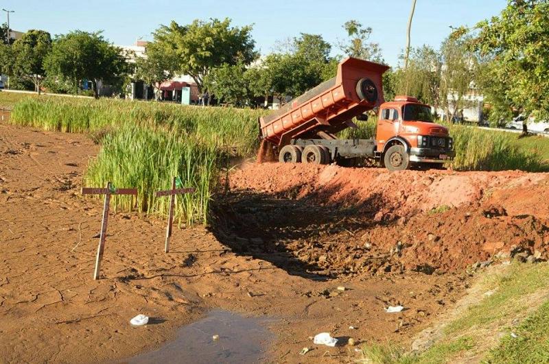 Empresa responsável por obra na Lagoa Grande inicia retira de detritos.