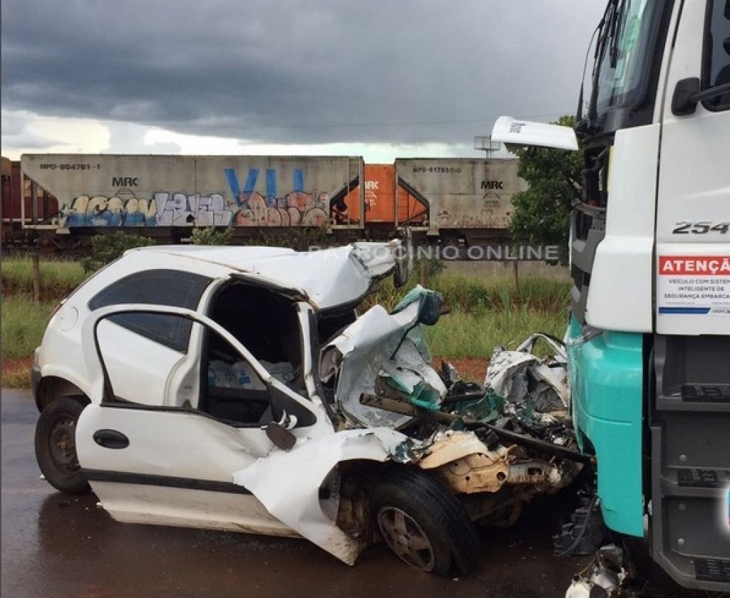 Caminhão com placas de Patos de Minas colide frontalmente contra carro e motorista fica gravemente ferido