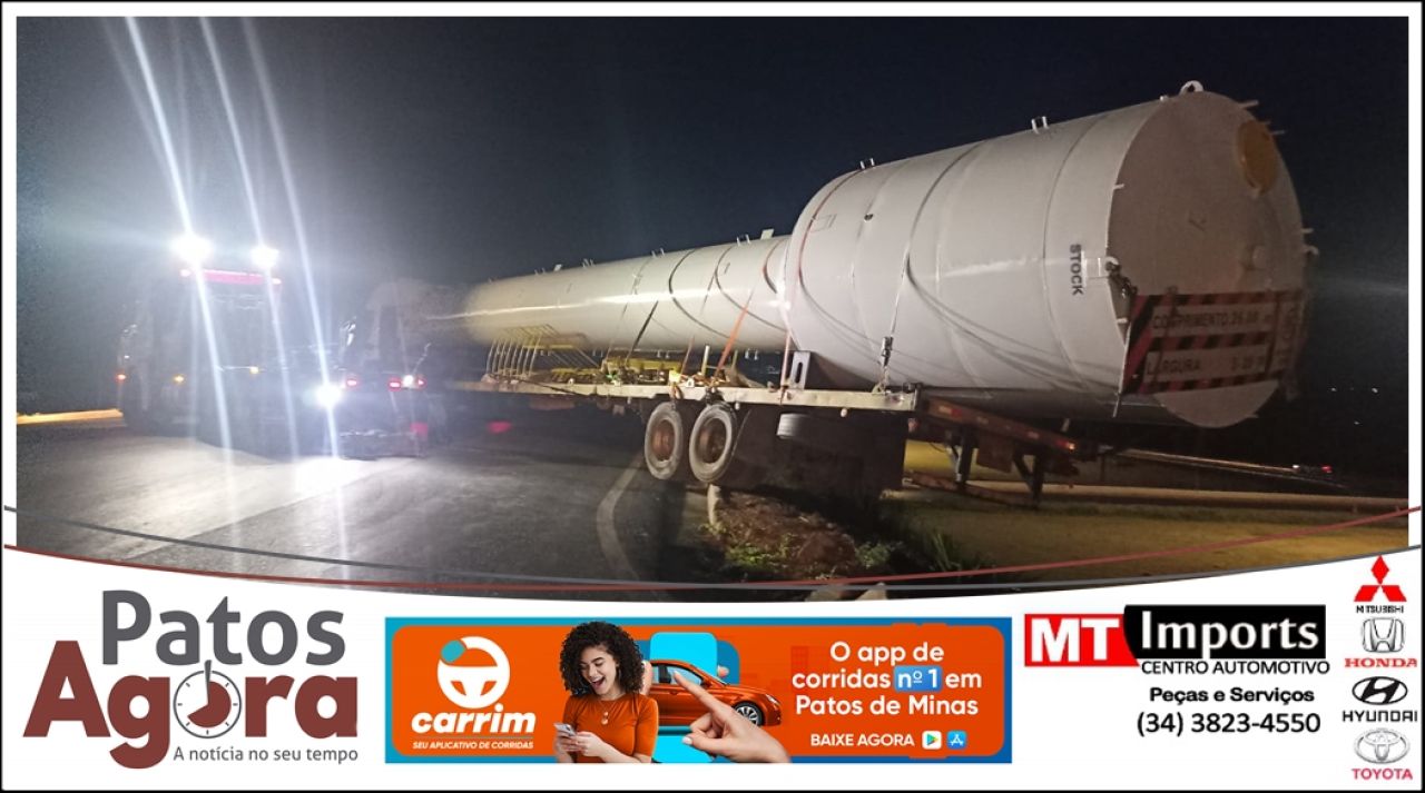 Manobra errada de carreta com caixa d´água bloqueia trânsito no Trevo da Pipoca
