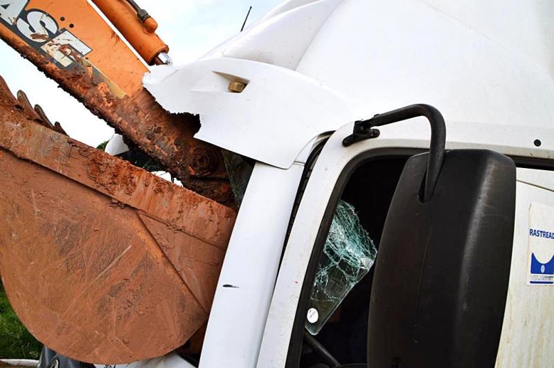  Flagrante: Retroescavadeira tenta retirar carreta de morro e provoca acidente