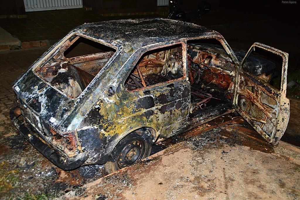 Carro fica completamente destruído após pegar fogo