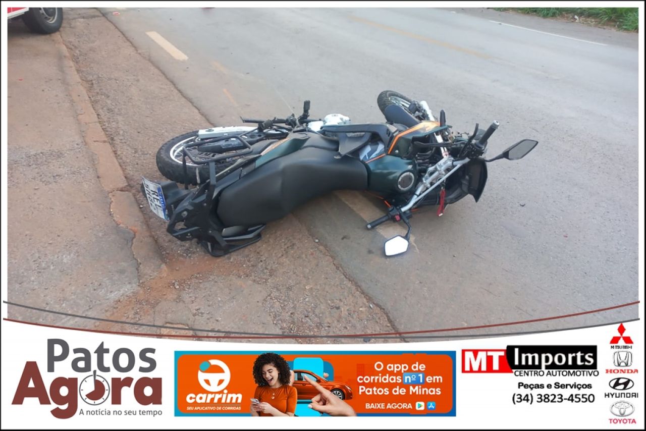 Colisão lateral entre Kwid e moto deixa duas pessoas feridas na MGC-354