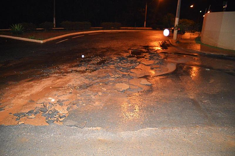 Chuva causa transtorno e destrói asfalto na Avenida Padre Almir 