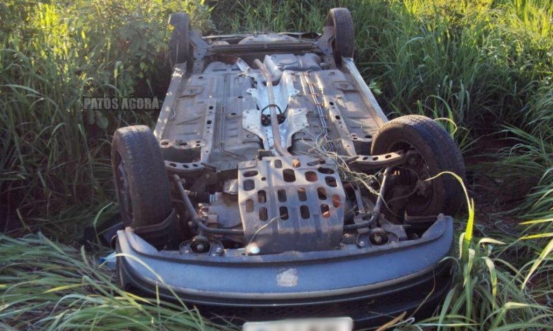 Motorista se descuida na MG-410, carro capota e esposa e filha ficam feridas