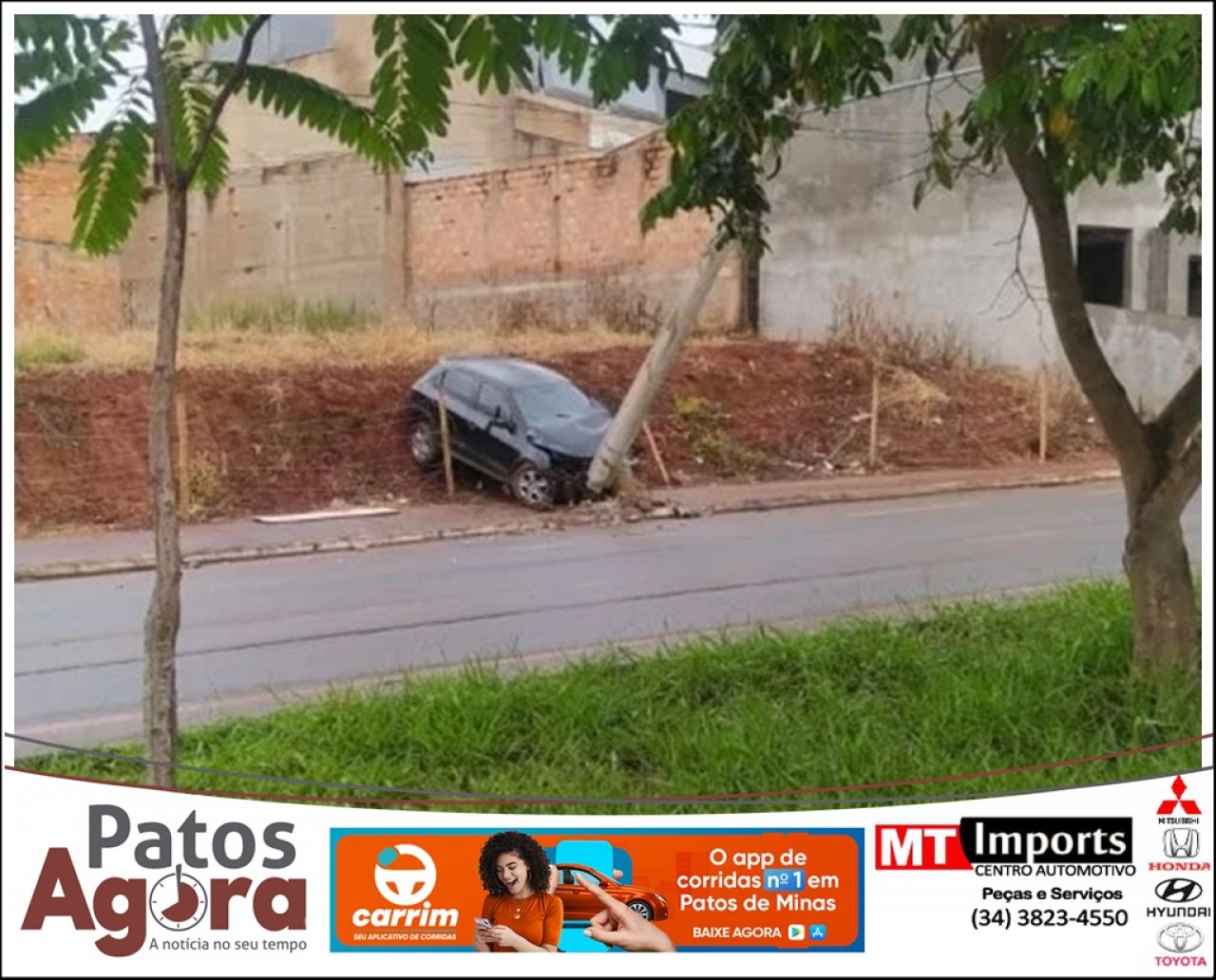 VW/Gol bate e parte poste na Avenida Fátima Porto; motorista foge do local